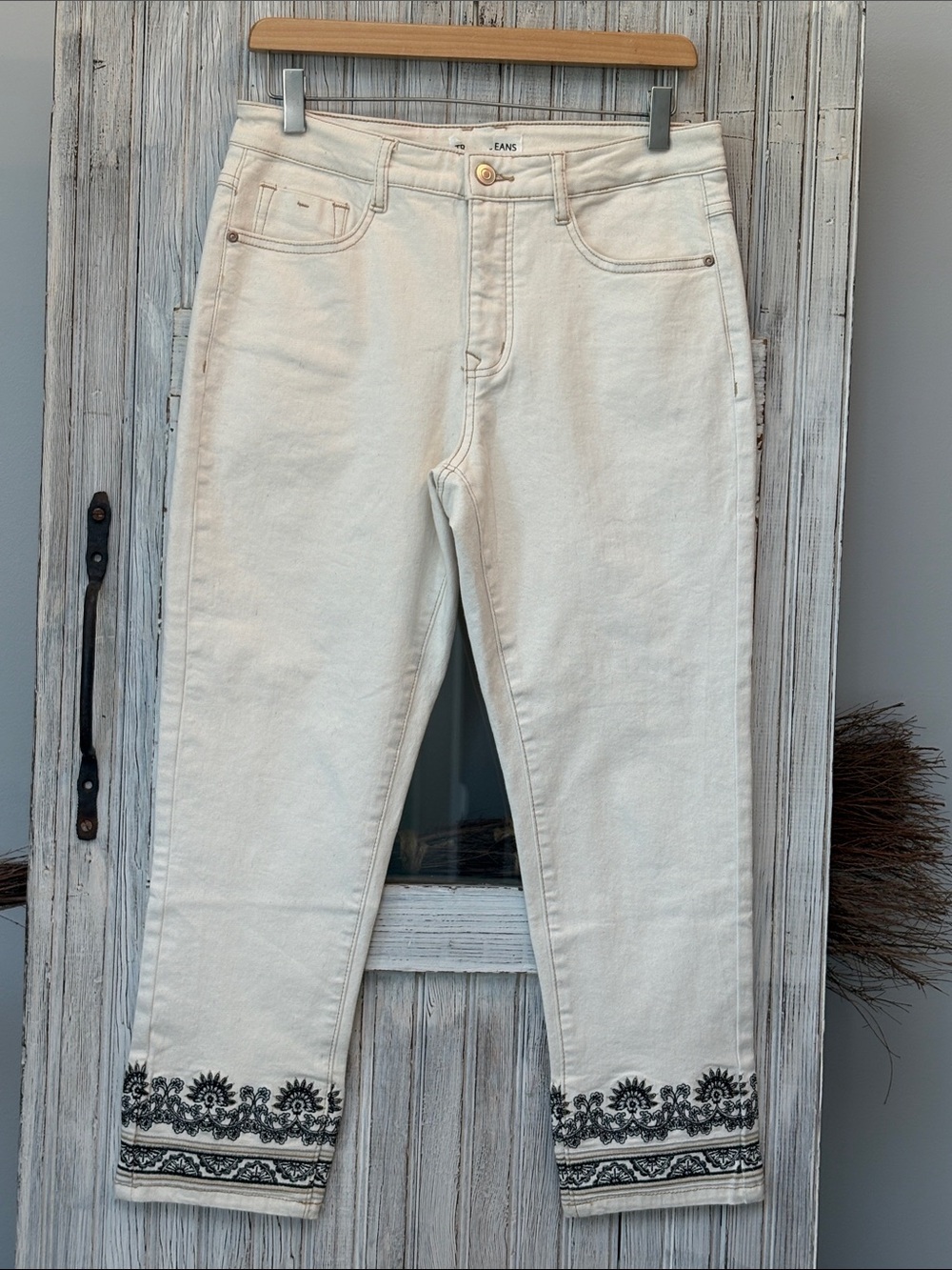 Tribal Ankle Jeans with Black Embroidered Hem Size 8 NWOT